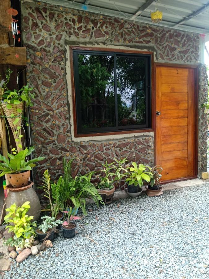 เฮือนน้ำน่าน House By The River Nan Uttaradit Exterior foto