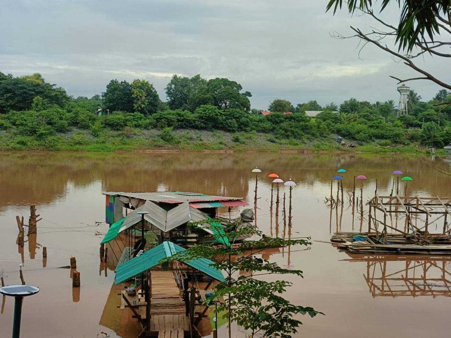 เฮือนน้ำน่าน House By The River Nan Uttaradit Exterior foto